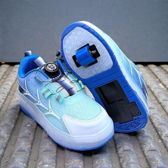 صورة سكيت شوز يجمع بين المشي واللعب بحركة وحدة